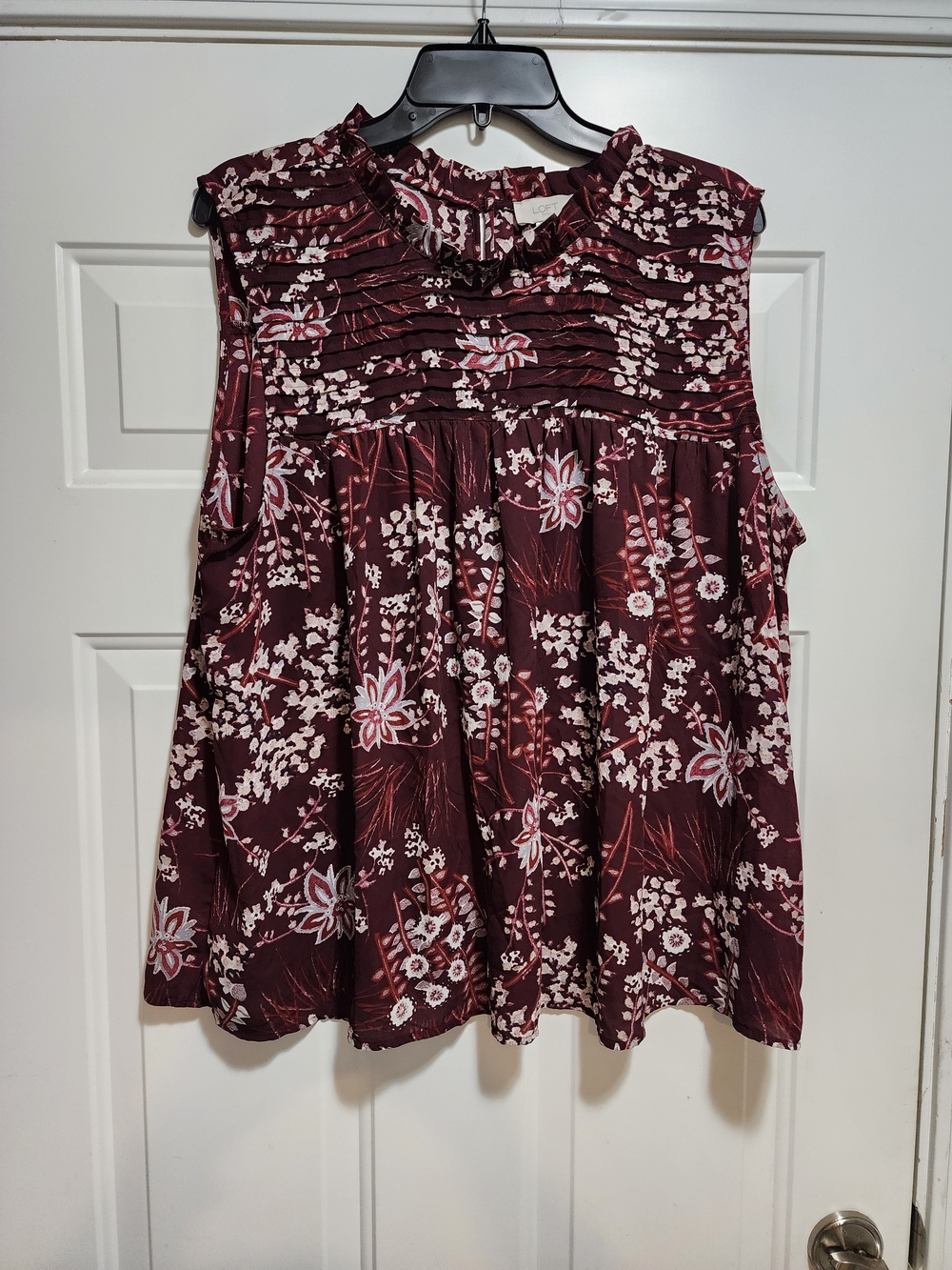 LOFT Burgundy Floral Sleeveless Blouse High Pleated Neck Size XL